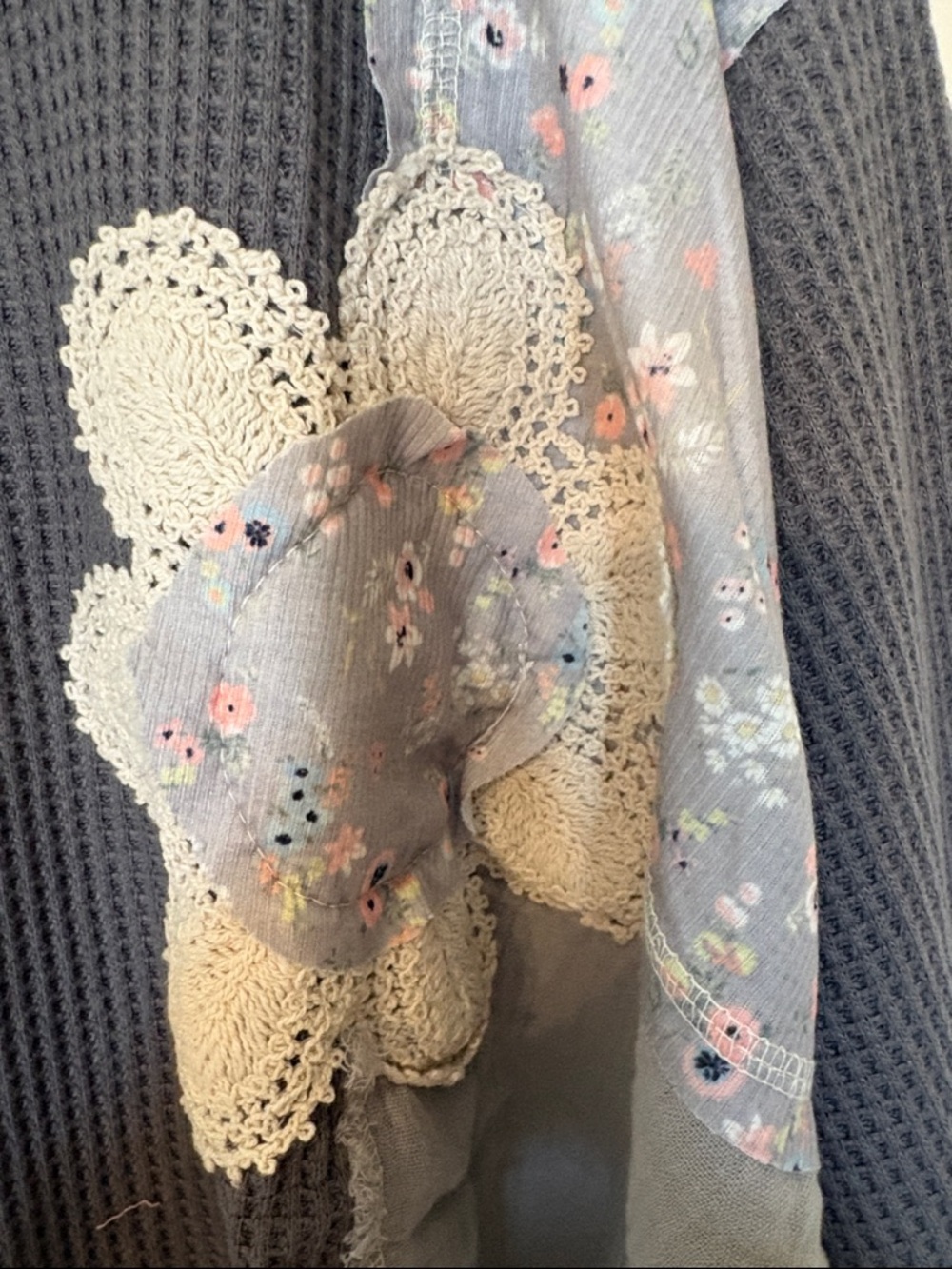 POL Grey Patchwork Floral-Trim Women's Henley Sweatshirt - Picture 5 of 11